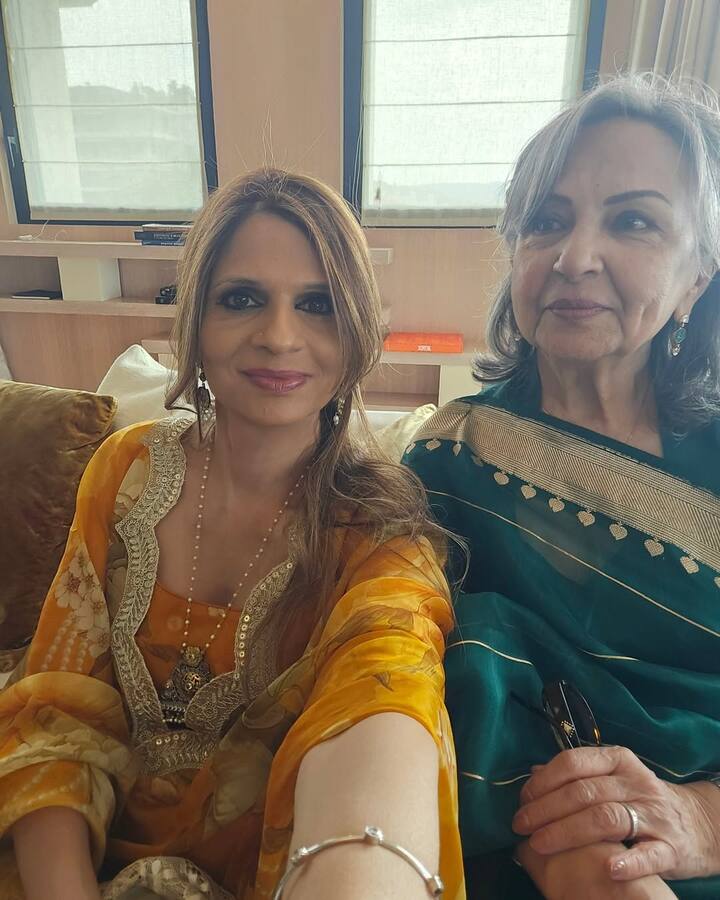 Sharmila Tagore is wearing a very cute saree in Cannes. Sharmila Tagore looks absolutely royal in a teal blue color saree.