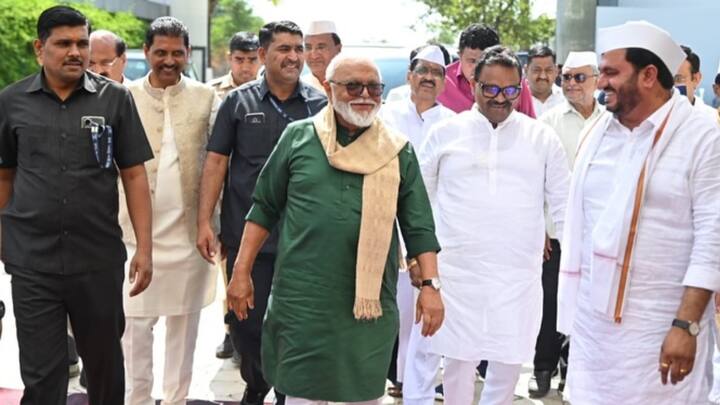 दरम्यानच्या काळात राज्य आणि देशपातळीवरील अनेक घडामोडींमुळे छगन भुजबळ यांच्या मंत्रि‍पदाचा विषयही राजकीय वर्तुळाच्या विस्मरणात गेला होता. खुद्द छगन भुजबळ यांनीच मंत्रि‍पद न मिळाल्याबाबत अधुनमधून नाराजी व्यक्त करण्यापलीकडे ठोस काहीतरी घडेल, ही आशा सोडून दिली होती. मात्र, सोमवारी रात्री महाराष्ट्राच्या राजकीय वर्तुळात अनपेक्षित घडामोडी घडल्या आणि छगन भुजबळ यांचा मंत्रिमंडळात समावेश होणार, हे निश्चित झाले.