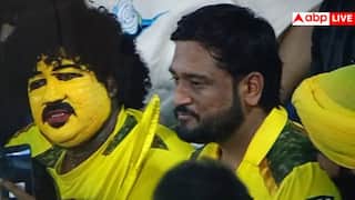 जब मैच देखने पहुंचा धोनी का हमशक्ल... असली वाले की बैटिंग भूल नकली के साथ सेल्फी लेने लगे लोग