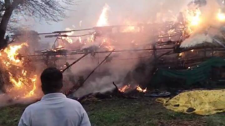 चासकरमळा, महाळूंगे पडवळ येथील शेतकरी सुनील बबनराव चासकर यांच्या कांद्याच्या बराखीवर मंगळवार सायंकाळी सव्वा सहाच्या सुमारास वीज पडून ती पूर्णपणे जळून खाक झाली. या आगीत कांद्याचा संपूर्ण साठा आणि लाकडी बराखी भस्मसात झाली आहे.