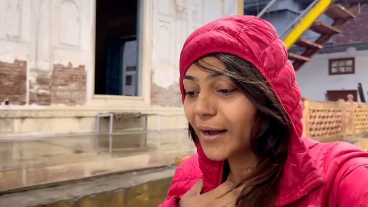 গোয়েন্দাদের নজরে এসেছে জ্যোতি মালহোত্রার ডায়েরিও। 'আমি পাকিস্তানের জনগণের কাছ থেকে প্রচুর ভালোবাসা পেয়েছি। লাহোর ভ্রমণের জন্য আমি যে ২ দিন পেয়েছিলাম তা খুব কম ছিল। আমি জানি না সীমান্তের দূরত্ব কতদিন থাকবে। তবে আমাদের হৃদয়ের ক্ষোভ মুছে ফেলা উচিত। আমরা সবাই একই ভূমি, একই মাটির'।