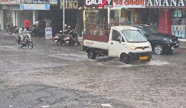 ગોંડલ તાલુકાના ગ્રામ્ય વિસ્તારોમાં પણ વરસાદ વરસ્યો છે.  થોડાક દિવસના વિરામ બાદ ફરી ગોંડલ પંથકમાં વરસાદથી ખેડૂતો ચિંતિત થયા છે.