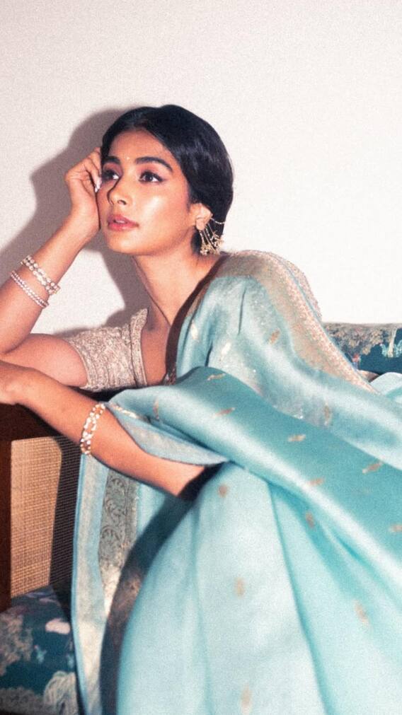 फैमिली फंक्शन में दिखना है क्लासी? फॉलो करें पूजा हेगड़े के ये साड़ी लुक्स