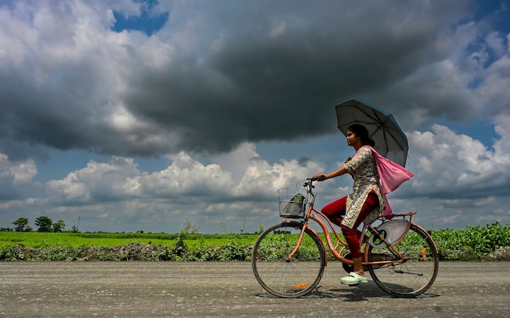 বজ্রবিদ্যুৎসহ বৃষ্টির সঙ্গে ৬০ থেকে ৭০ কিলোমিটার গতি বেগে তীব্র ঝড়ের সতর্কবার্তা। দার্জিলিং থেকে মালদা সব জেলাতে ঝড় বৃষ্টির সম্ভাবনা। ভারী বৃষ্টি দার্জিলিং, কালিম্পং, আলিপুরদুয়ার, জলপাইগুড়ি, কোচবিহার ও উত্তর দিনাজপুর জেলাতে। 