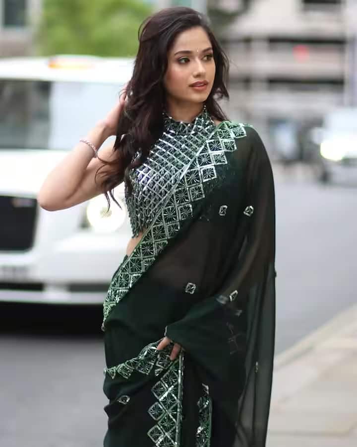जन्नत जुबैर पिछले कुछ दिनों से लंदन में हैं। यह अभिनेत्री टॉम क्रूज की फिल्म 'मिशन इम्पॉसिबल 8' के इवेंट में पहुंची। अब उन्होंने फिल्म के प्रीमियर से अपने साड़ी लुक की तस्वीरें सोशल मीडिया पर पोस्ट की हैं।