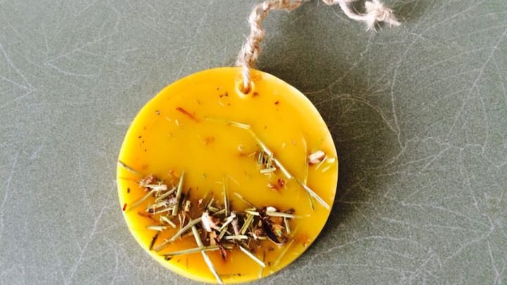 8. Beeswax Air Freshener: Making a beeswax air fresher is extremely simple. These natural fresheners can be placed in closets, drawers, cars, or bathrooms. Beeswax Air Freshener purifies the air by releasing negative ions, which reduce mold, dust, and allergens. (Image Source: Pinterest/poliku_v)