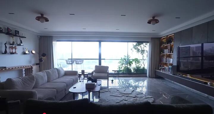 विजय वर्मा का ये घर अंदर से एकदम लग्जरी होटल जैसा है. ये घर का हाल है. जिसमें व्हाइट और ग्रे कलर के सोफे लगाए गए हैं.