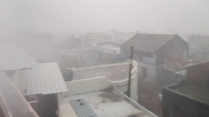 વોકળીના પાણી આસપાસના વિસ્તારમાં ફરી વળ્યાં હતા. ગામની શેરીઓમાં નદી વહેતી હોય તેવા દ્રશ્યો જોવા મળ્યા હતા.