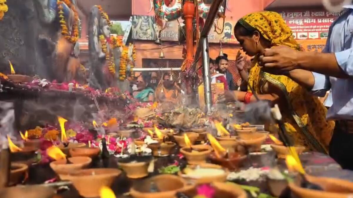 Prayagraj News: ज्येष्ठ माह के दूसरे मंगलवार को बड़े हनुमान मंदिर में श्रद्धालुओं की उमड़ी भीड़, भक्तों ने किया सुंदरकांड का पाठ