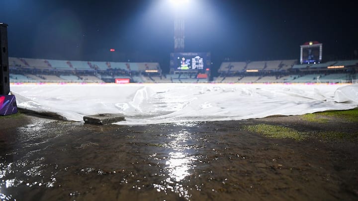 যা জল্পনা ছিল, সেটাই সত্যি হল। আবহাওয়ার অজুহাত দেখিয়ে ইডেন গার্ডেন্স থেকে নরেন্দ্র মোদি স্টেডিয়ামে সরানো হল আইপিএলের ফাইনাল।
