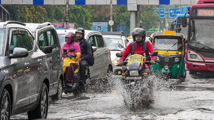 দক্ষিণবঙ্গে বিক্ষিপ্তভাবে ঝড়-বৃষ্টি চলবে। বৃহস্পতিবার পর্যন্ত বজ্রবিদ্যুৎ-সহ হালকা থেকে মাঝারি বৃষ্টি এবং দমকা ঝড়ো বাতাস। পশ্চিমের পাঁচ জেলায় গরম ও অস্বস্তি বেশি।
