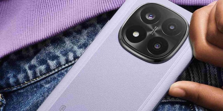 फोन में 6.67 इंच की 1.5K कर्व्ड AMOLED स्क्रीन दी गई है, जो 120Hz रिफ्रेश रेट और 3,000 निट्स ब्राइटनेस सपोर्ट करती है. यह डिस्प्ले न सिर्फ देखने में शानदार है, बल्कि स्मूद एक्सपीरियंस भी देता है.