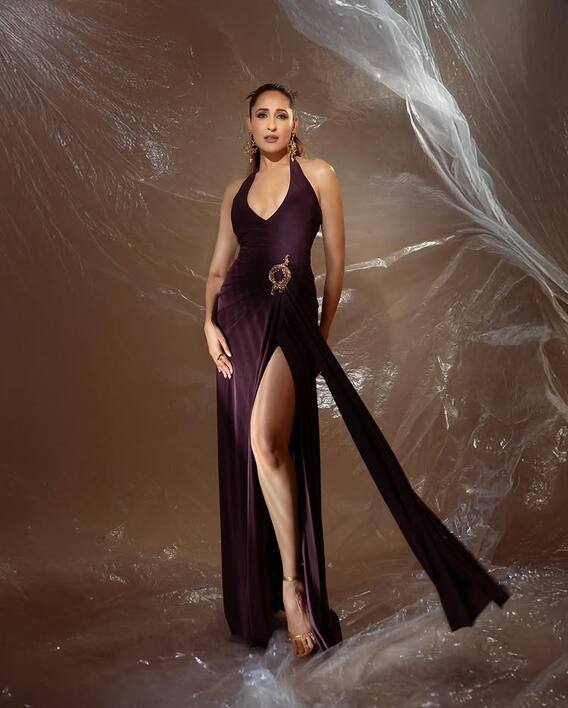 થાઇ હાઇ સ્લિટ ડ્રેસમાં પ્રજ્ઞા જયસ્વાલે ફ્લોન્ટ કર્યું ફિગર