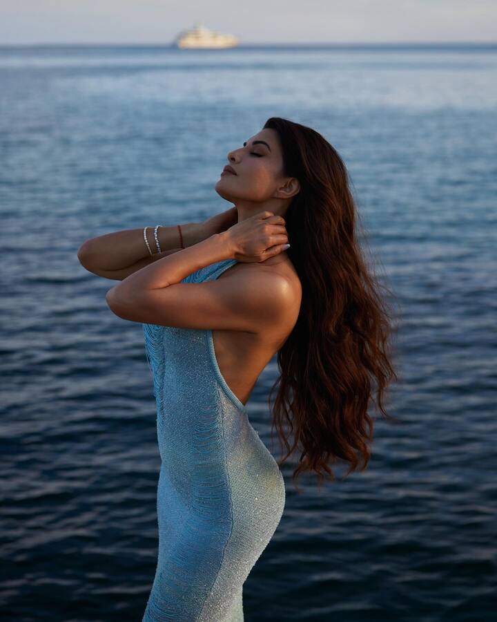 नुकताच सोशल मिडियाद्वारे तिने तिचा एक लूक शेअर केलाय, ज्यात ती स्काय ब्लु बॉडीकॉन गोऊन मध्ये फारच सुंदर दिसत आहे.