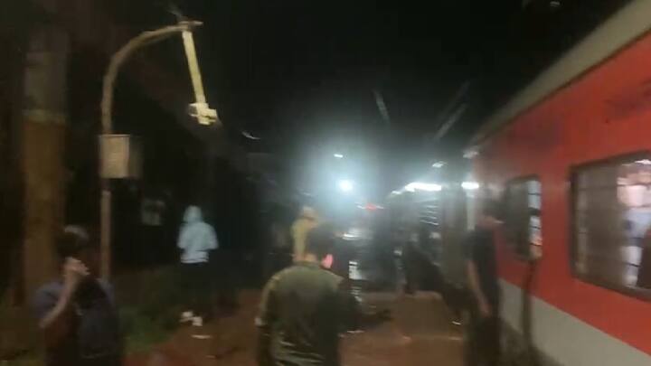 कोकणातील रत्नागिरी जिल्ह्यात पडलेल्या पावसाचा कोकण रेल्वेला फटका बसला असून कोकण रेल्वेच्या अनेक गाड्या रेल्वे ट्रॅकवरच अडकून पडल्या आहेत.