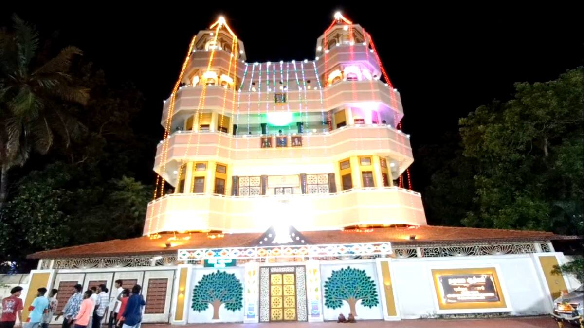 திரு ஆபாரணங்கள் அணிந்துகொண்டு, திருக்கூட்ட அடியவர்கள் புடைசூழ சிவிகை பல்லக்கில் எழுந்தருளிய தருமபுரம் ஆதீனம்....!