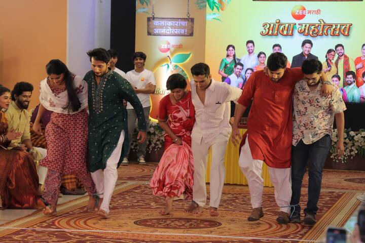 शर्मिष्ठा राऊत यांनी झी मराठी आणि आपल्या नव्या प्रजेक्ट बद्दल बोलताना  सांगितले, “एक ज्युनिअर आर्टिस्ट म्हणून शर्मिष्ठ मधल्या कलाकाराचा प्रवास सुरु झाला होता आणि ती संधी ही झी मराठीवरच मिळाली होती. त्यानंतर एक निर्माती म्हणून माझ्या पहिल्या प्रोजेक्टला ही झी मराठीनेच साथ दिली आणि आता जेव्हा OTT वर ही झी मराठी मला एक निर्माती म्हणून काम करण्याची संधी देत आहे आणि माझ्यावर इतका विश्वास टाकत आहे. माझ्यासाठी हे एक स्वप्न साकार झाल्यासारखं आहे.