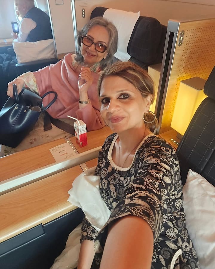 शर्मिला टैगोर अपनी बेटी सबा के साथ कांस फिल्म फेस्टिवल गई हैं. सबा ने अम्मी के साथ जाते हुए की फोटोज शेयर की हैं.