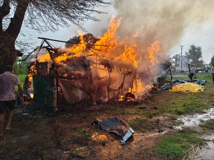 सुदैवाने आजूबाजूला घरे नसल्याने मोठी दुर्घटना टळली. मात्र, या आगीत शेतकरी सुनील चासकर यांचे मोठे आर्थिक नुकसान झाले असून त्यांना प्रशासनाकडून तातडीने मदत मिळावी, अशी मागणी ग्रामस्थांनी केली आहे.