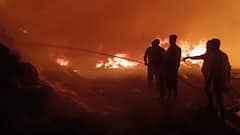 Moradabad: पुराने कपड़ों के पांच गोदामों में भीषण आग, कई किलोमीटर तक दिखीं लपटें, रातभर चला रेस्क्यू
