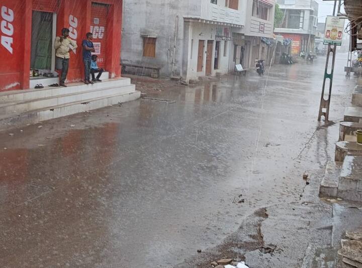 રાજ્યમાં આજે હવામાન વિભાગ દ્વારા સૌરાષ્ટ્રમાં રાજકોટ,અમરેલી જિલ્લામાં વરસાદની આગાહી કરવામાં આવી હતી. હવામાન વિભાગની આગાહી મુજબ આજે પણ અનેક જિલ્લામાં કમોસમી વરસાદ વરસ્યો છે.