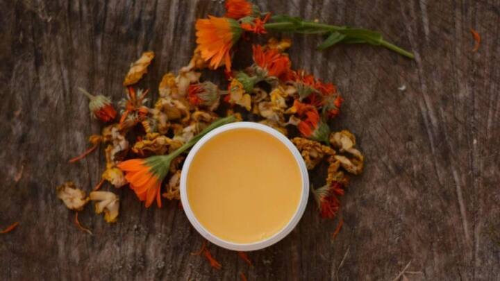 1. Beeswax Lip Balm: Beeswax Lip Balm is a simple, natural remedy which treats chapped lips. It can be made by mixing beeswax with coconut oil and shea butter. You can also dd a few drops of essential oils to it for an added fragrance. It provides deep nourishment and hydration, and promotes hydration with its vitamin-rich oils. (Image Source: Pinterest/Mydloteka)