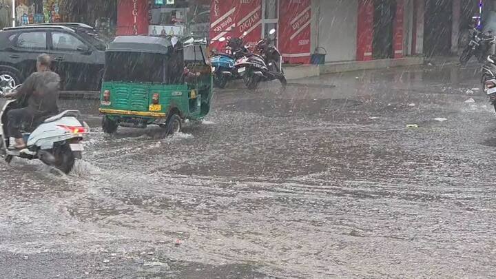 Rajkot Rain:  ગોંડલમાં પવનના સુસવાટા સાથે ધોધમાર વરસાદ વરસી રહ્યો છે.  અચાનક વાતાવરણમાં પલટો આવ્યો છે.
