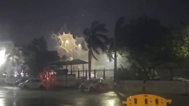 कोकणातील वैभववाडी रेल्वे स्थानकावर प्रवासी अडकून पडले असून काही प्रवाशी रेल्वेगाड्या ट्रॅकवरच असल्याने ताटकळत बसले आहेत.