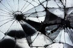 Vastu Tips: કાચ તૂટવાને કેમ માનવામા આવે છે અશુભ? શું આપે છે સંકેત