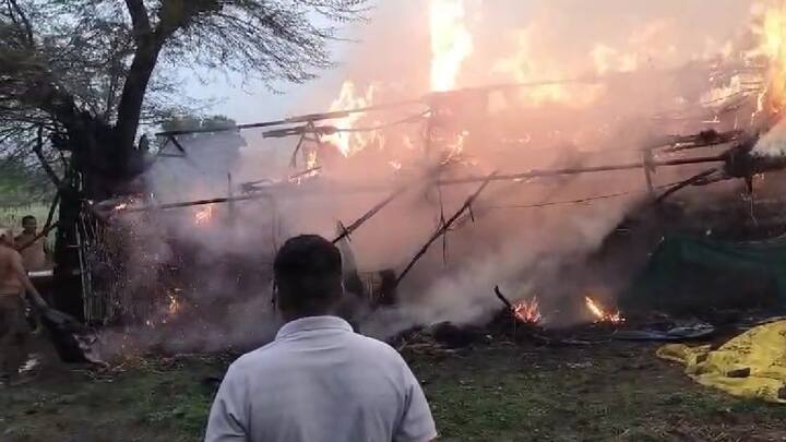 जिल्ह्याच्या आंबेगाव तालुक्यातील महाळूंगे पडवळ (ता.आंबेगाव) येथे विजेच्या कडकडाटात शेतकऱ्याच्या कांद्याच्या बराखीला आग लागून मोठे नुकसान झाल्याची ह्रदयद्रावक घटना घडली