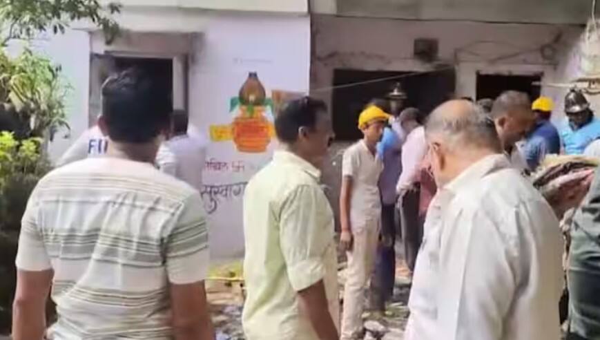 મુંબઈ નજીક કલ્યાણમાં મોટી દુર્ઘટના, બિલ્ડિંગનો સ્લેબ ઘરાશાયી થતા 6 લોકોના મોત kalyan building collapse 6 people died due to building slab collapse near mumbai maharashtra મુંબઈ નજીક કલ્યાણમાં મોટી દુર્ઘટના, બિલ્ડિંગનો સ્લેબ ઘરાશાયી થતા 6 લોકોના મોત