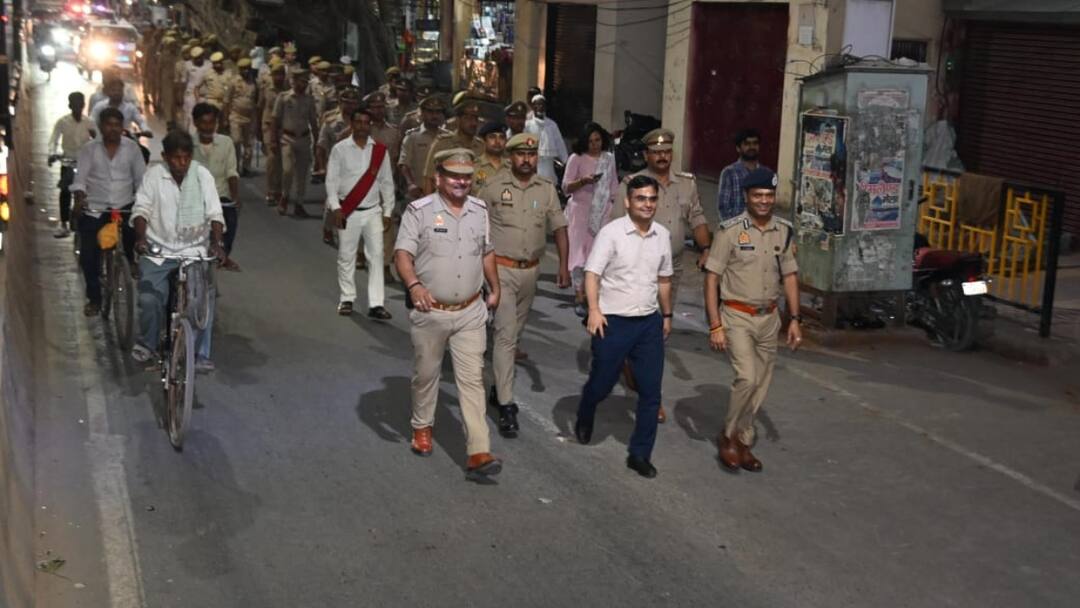 UP: पुलिस फोर्स के साथ अचानक सड़कों पर उतरे वाराणसी के डीएम, जानें- क्या है पूरा मामला? Varanasi dm satyendra kumar Paidal March for anti encroachment drive in up ann UP: पुलिस फोर्स के साथ अचानक सड़कों पर उतरे वाराणसी के डीएम, जानें- क्या है पूरा मामला?