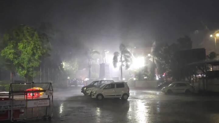 दरम्यान, साताऱ्यात मोबाईल टॉवर कोसळून वाहनांच्या रांगाच रांगा लागल्याचे पाहायला मिळालं आहे. त्यामुळे, अनेक ठिकाणी वाहतूक विस्कळीत झाली आहे.