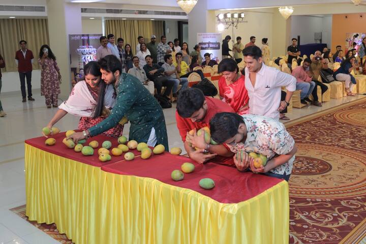 या मोठ्या घोषणेनंतर सुरू झाली आंबा महोत्सवाची धमाल आणि कलाकारांची मस्ती. झी मराठी मालिकांमधील कलाकारांनी वेगवेगळ्या खेळांमध्ये भाग घेतला.