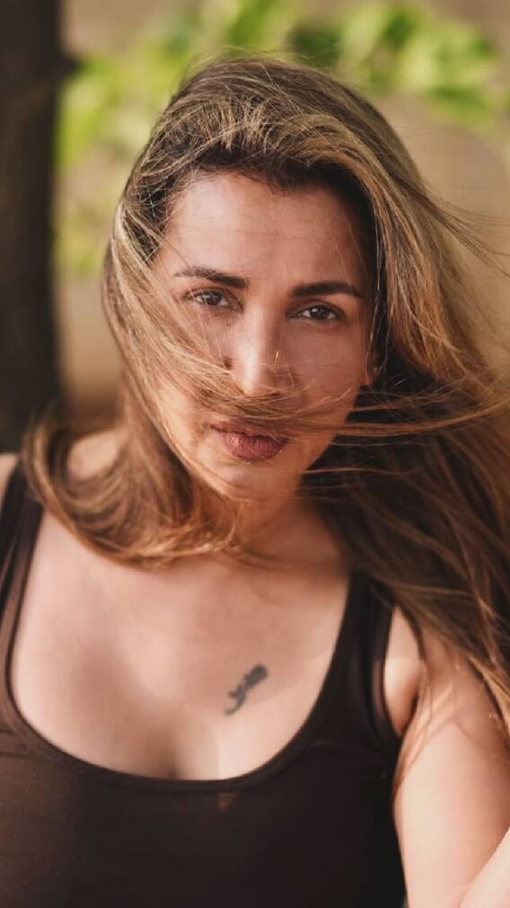 50 प्लस गोविंदा की ये एक्ट्रेस आज भी दिखती हैं बेहद ग्लैमरस