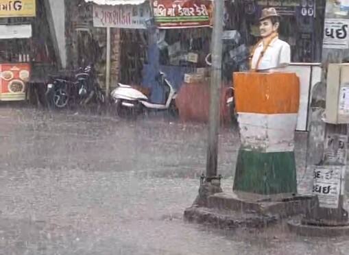 કમોસમી વરસાદને કારણે ખેતરમાં ઉભા પાકને નુકસાન જવાની ભીતિ છે.  માવઠાના મારથી ખેડૂતોને વ્યાપક નુકસાન થવાની શક્યતાઓ છે.
