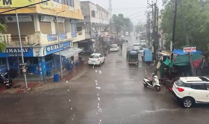 રાજકોટ: હવામાન વિભાગે આજે રાજકોટ જિલ્લામાં વરસાદની આગાહી કરી હતી. હવામાન વિભાગની આગાહી મુજબ રાજકોટ જિલ્લાના વાતાવરણમાં પલટો આવ્યો છે. ગોંડલ શહેરમાં ભારે પવન સાથે ધોધમાર વરસાદ વરસ્યો છે.