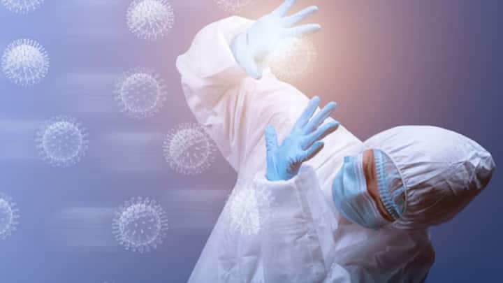 JN.1-এর উপর mRNA টিকা, অর্থাৎ Pfizer-BioNTech, Moderna-র মতো টিকা কার্যকর বলে জানা যাচ্ছে। সংক্রমণ পুরোপুরি ঠেকাতে না পারলেও, হাসপাতালে ভর্তি হওয়া, মৃত্যু বা গুরুতর অসুস্থতার ঝুঁকি কিছুটা হলেও কমে। ২০২৩-২০২৪  সালে যাঁরা বুস্টার ডোজ নিয়েছেন, তাঁদের ক্ষেত্রে ঝুঁকি কম।