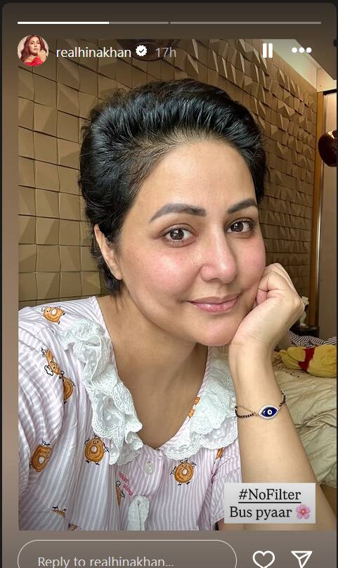 फोटो में हिना खान बिना किसी मेकअप के नजर आ रही हैं. उन्होंने कोई हेयर विग भी नहीं लगाई है. उनके ओरिजनल हेयर अब बढ़ रहे हैं. चेहरा पर हिना ने एक हल्की सी मुस्कान रखी है.