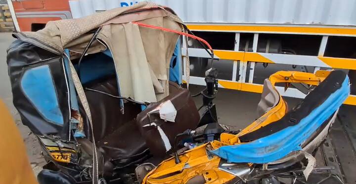 रिक्षाला धडक देऊन डंपर पुलाचे कठडे तोडून नदीत कोसळला.