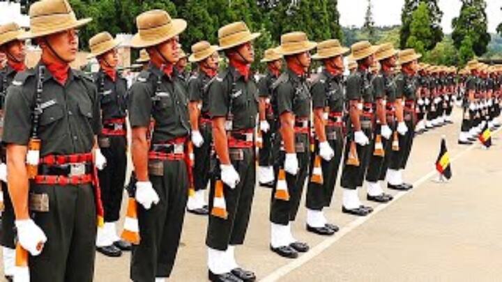 गोरखा रेजीमेंट का युद्धघोष है जय महाकाली आयो गोरखाली. यह सबसे अधिक साहसिक रेजिमेंट होती है.