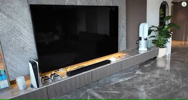 एक्टर ने घर के हॉल में एक बड़ा सा टीवी भी लगवा रखा है. जहां वो फ्री टाइम में मूवी एंजॉय करते हैं.