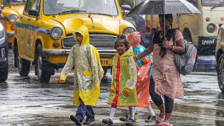তবে অতি ভারী থেকে ভারী বৃষ্টির আশঙ্কা রয়েছে, দার্জিলিং ও জলপাইগুড়িতে। পাশাপাশি ভারী বৃষ্টির সতর্কতা রয়েছে কোচবিহার, কালিম্পং, আলিপুরদুয়ারে।