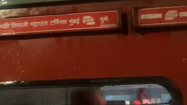 कोकणासह राज्यातील बहुतांश जिल्ह्यात आज मुसळधार पावसाचे आगामन झाल्याचं पाहायला मिळालं. तळकोकणातही पावसाने धुव्वाधार बॅटींग केली असून रत्नागिरी, सिंधुदुर्ग जिल्ह्यातही पावसामुळे जनजीवन विस्कळीत झालं आहे.