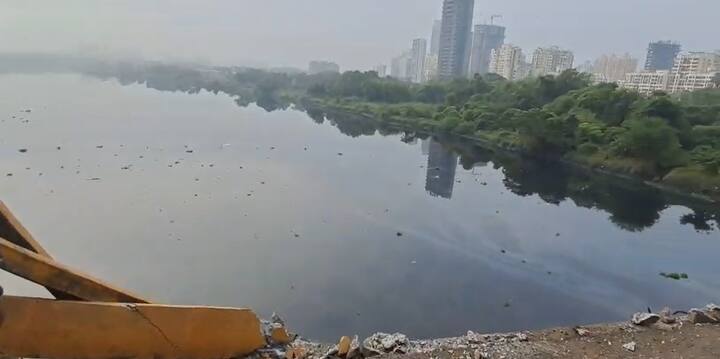 रिक्षाला धडक दिल्यानंतर डंपर पुलाचे कठडे तोडून नदीत कोसळला आहे. घटनास्थळी कल्याण खडकपाडा पोलीस दाखल झाले आहेत.