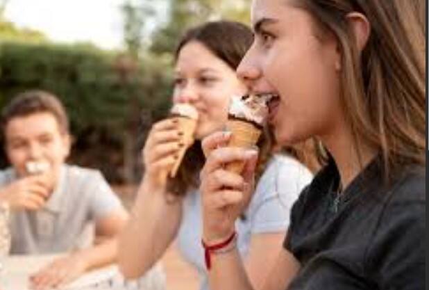 कफ जमने के कारण: गर्मी में अत्यधिक ठंडी चीजें जैसे आइसक्रीम, कोल्ड ड्रिंक या AC की हवा गले की नमी सुखा देती हैं, जिससे कफ जम जाता है.