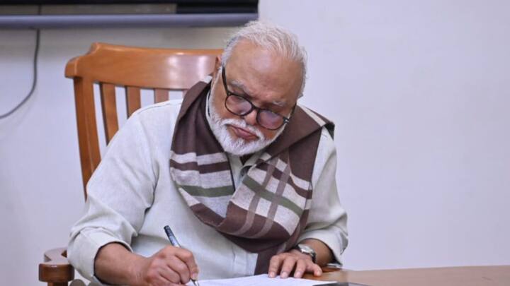 image छगन भुजबळ हे सध्या 77 वर्षांचे आहेत. ते महाराष्ट्राच्या गेल्या चार-पाच दशकांच्या राजकारणातील घडामोडींचे साक्षीदार आणि भागीदार राहिले आहेत. त्यामुळे डिसेंबर महिन्यात महायुती सरकारचा शपथविधी संपन्न झाला तेव्हा छगन भुजबळ यांना मंत्रिमंडळातून डावलण्यात आल्याने अनेकांना आश्चर्याचा धक्का बसला होता.