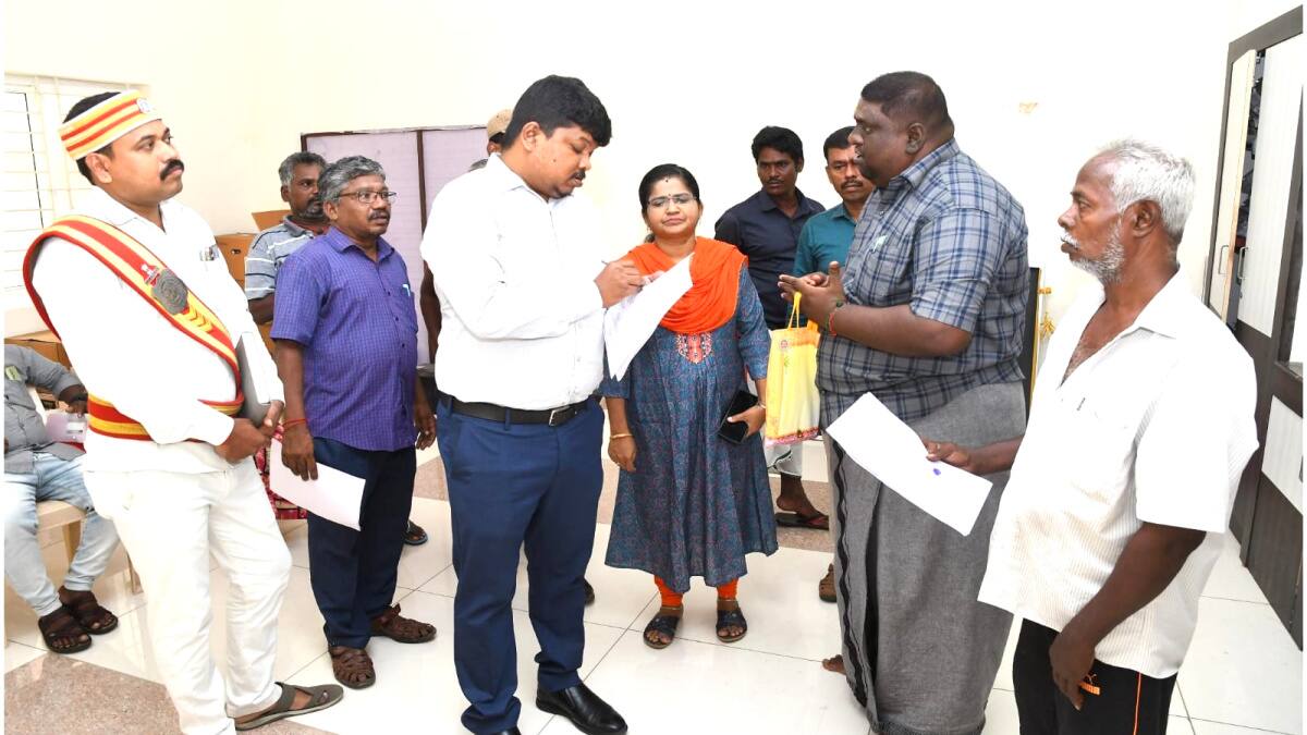 அடுத்து அடுத்து 4  பேர் தீக்குளிக்க முயற்சி... மயிலாடுதுறையில் பெரும் பரபரப்பு சம்பவம்