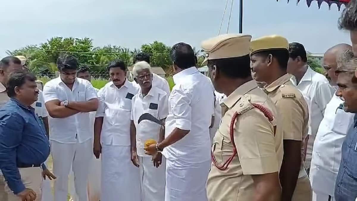 அரிவாளை ஓங்கி மிரட்டும் திமுக முன்னாள் எம்எல்ஏ: பின்னணி என்ன?