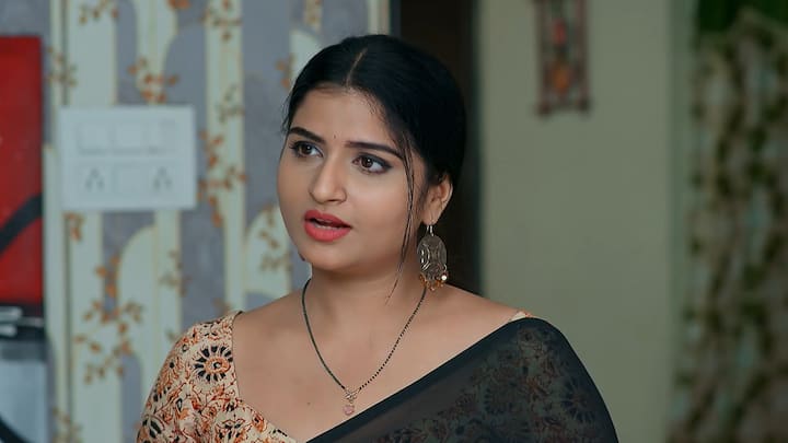 రాజ్ ముందు కావ్యను ఇరికించాలని రుద్రాణి ప్లాన్ చేస్తుంది. నా ఫొటో ఎందుకు పెట్టారు పరువుతీయాలనా అని ఫైర్ అవుతుంది స్వప్న. రుద్రాణి ఏదో చెప్పి తప్పించుకుని అక్కడి నుంచి వెళ్లిపోతుంది